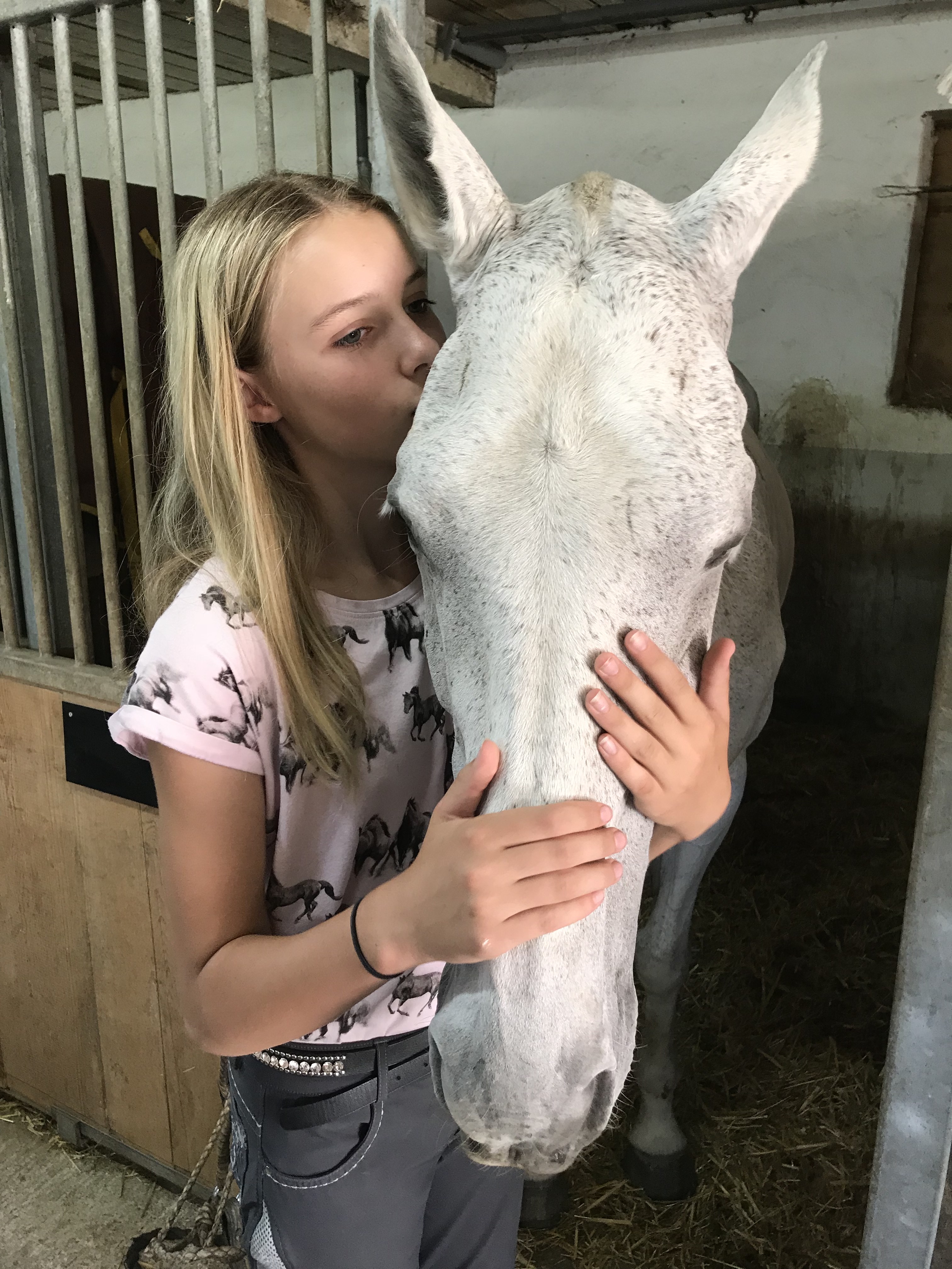 Julia_Polo_Horse_kisses_Olivia